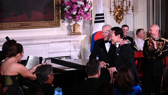 El presidente de EE. UU., Joe Biden (segundo a la izquierda) y el presidente de Corea del Sur, Yoon Suk Yeol, hablan en el escenario durante una cena de Estado en la Casa Blanca en Washington, DC, el 26 de abril de 2023. (Foto de Brendan SMIALOWSKI / AFP)