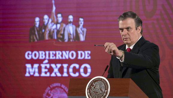 El ministro de Relaciones Exteriores de México, Marcelo Ebrard, ofreciendo una conferencia de prensa en el Palacio Nacional en la Ciudad de México, el 20 de marzo de 2020. (Foto: AFP).