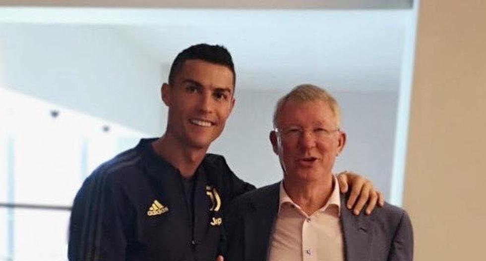 Cristiano Ronaldo lució muy contento al posar junto a su ex entrenador, Alex Ferguson. | Foto: @Cristiano