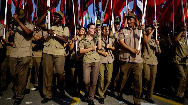 Según Guilarte, el desfile también es en apoyo "al primer secretario del Partido, compañero Raúl, a la continuidad de nuestra revolución, en el estado y el gobierno, presidido por el compañero Díaz-Canel". (Foto: AFP)