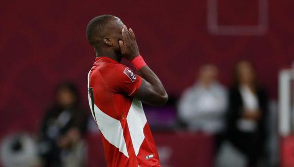 El entrenador de la selección de Costa Rica recordó que dirigió a Luis Advíncula cuando militaba en el Juan Aurich. Foto: EFE.