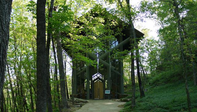 La capilla Thorncrown es una hermosa construcción en medio del bosque en Eureka Springs, Arkansas. Es catalogada como una de las mejores muestras de arquitectura orgánica. (Foto: Bill Keaggy)