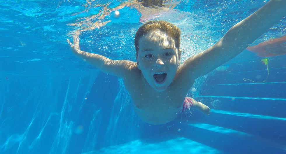 Las personas más vulnerables a padecer de queratitis por el sol son los niños por las largas horas que están expuestos en las piscinas y playas. (Foto: Pixabay)