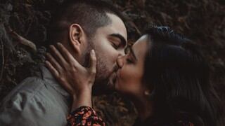 Merly Morello y Álvaro Rod se besan en el clip de la canción “Escúchame mi amor” | VIDEO
