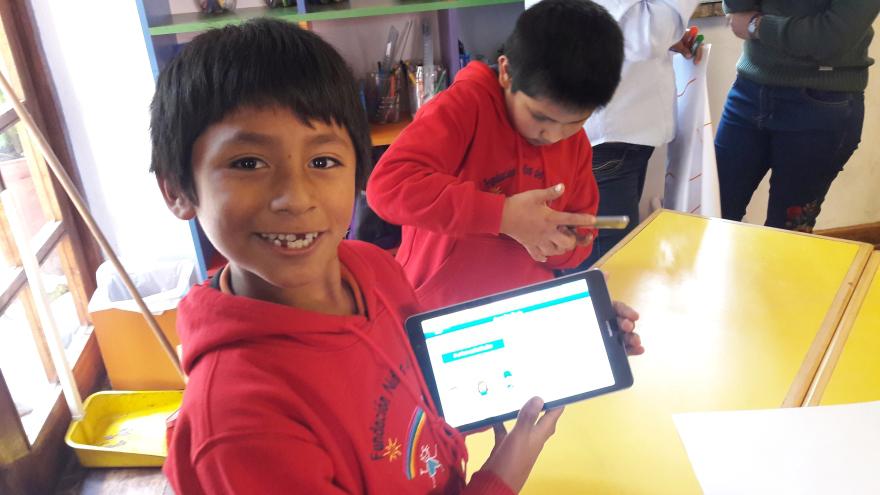 Educación Digital. Uno de los alumnos de la Fundación Niños del Arcoiris de Urubamba, Cusco.