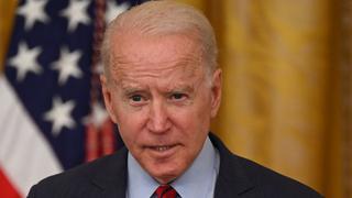 “Es un día triste para libertad de prensa en el mundo”, dice Biden por el cierre del diario Apple Daily en Hong Kong
