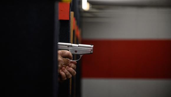 Foto referencial. Aunque es más probable que los hombres admitan que poseen un arma de fuego, la tenencia entre las mujeres es la que más varió a lo largo de los años. (Foto de archivo: Ed JONES / AFP)