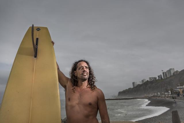 FERRUCO DE PAZ, 45 años. Surfista de la playa Makaha.