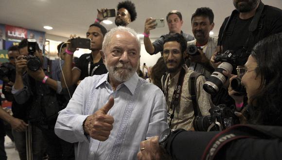 El candidato presidencial Luiz Inácio Lula da Silva saluda a fotógrafos y reporteros durante una conferencia de prensa en Recife, estado de Pernambuco, Brasil, el 14 de octubre de 2022. (Foto: Maira ERLICH / AFP)