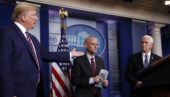 En esta fotografía de archivo del 24 de abril de 2020, el presidente Donald Trump le hace un gesto al vicepresidente Mike Pence cuando el Dr. Stephen Hahn, comisionado de la Administración de Drogas y Alimentos de EE.UU. regresa al podio para responder una pregunta durante una sesión informativa sobre la coronavirus en la Sala de Prensa. (AP/Alex Brandon, File)