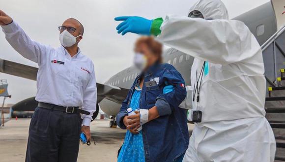 El ministro de Salud, Víctor Zamora, recibió a los 10 pacientes en el Grupo Aéreo Nº 8.  (Foto Minsa)