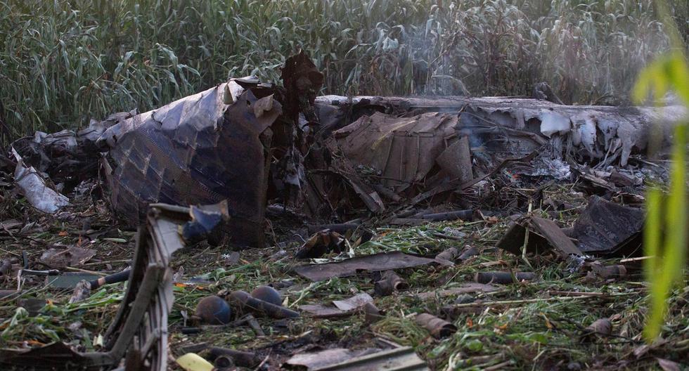 Los restos de un avión Antonov An-12 que se estrelló cerca de Antiphilippi, Kavala, norte de Grecia, el 17 de julio de 2022. (EFE/EPA/ACHILLEAS CHIRAS).
