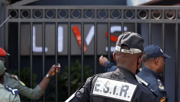 Un incendio estalló en un popular club nocturno en Yaundé, la capital de Camerún, desatando explosiones y matando a por lo menos 16 personas. (Foto: Kenzo Tribouillard / AFP)