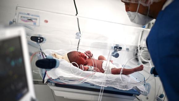 Un bebé recién nacido permanece en una incubadora en la maternidad de un hospital en París el 29 de junio de 2022. (Foto referencial, Christophe ARCHAMBAULT / AFP).