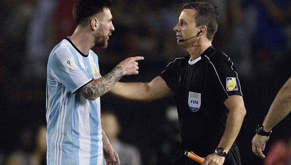 MARZO, 2017. No cualquiera recibe una mentada de madre del mejor futbolista del mundo. Lo sabe bien Sandro Ricci, quien no cobró una falta chilena. Y se lo dejó bien clarito Messi. (Foto: AFP)