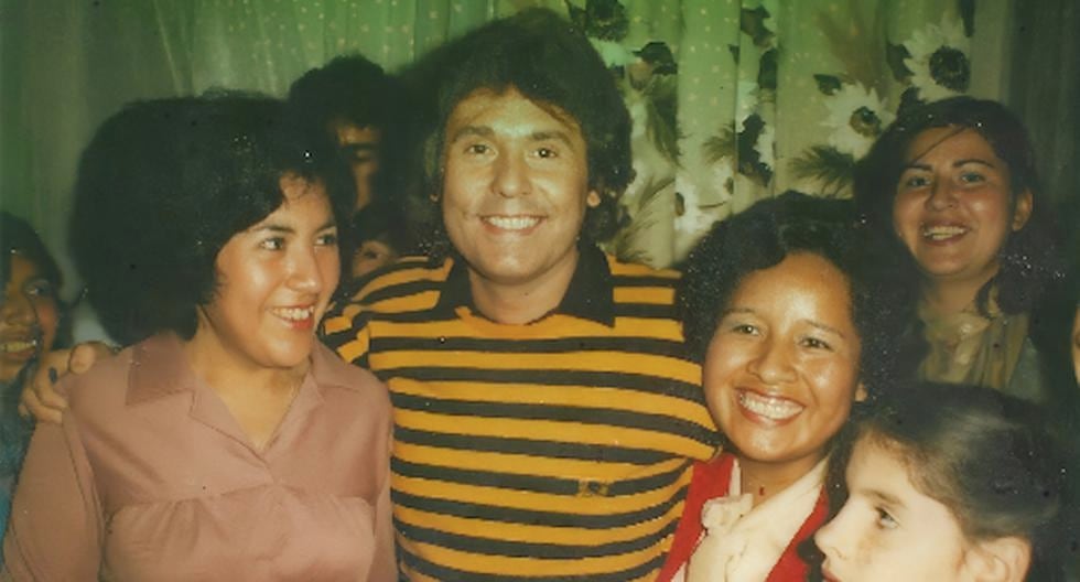 El cantante Raphael en su primer encuentro con Domi Perea. Ella sería años después presidenta del Club Raphaelista del Perú - Toda una vida.