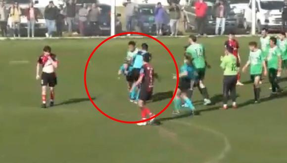 Árbitro mujer es agredida por futbolista en Argentina. Foto: captura