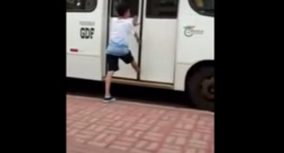 Mira lo que le pasó a este joven por bromear con bus. (Foto: Captura)