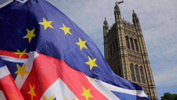 Los ministros británicos, ayer se reunieron para abordar asuntos relativos al "brexit" o salida británica de la UE, apoyaron "unánimemente un sistema migratorio basado en cualificaciones y no nacionalidad". (Foto: AFP)