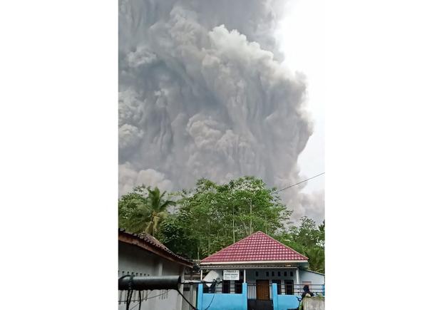 El volcán Semeru arrojando cenizas al aire durante una erupción en Lumajang. (HANDOUT / BNPB / AFP).