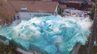 La espectacular ‘explosión de espuma’ que cubrió el patio de una casa como parte de un experimento | Video
