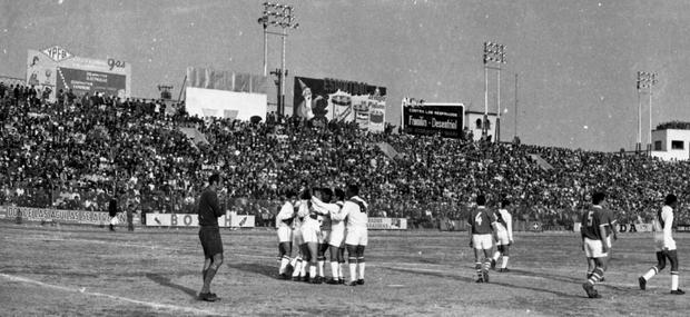The Peruvians celebrate their first goal without suspecting that the nightmare was about to begin.  (Photo: GEC Historical Archive)