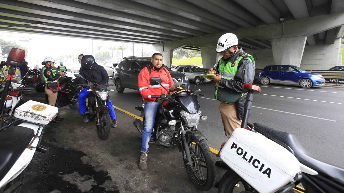 Av: Javier Prado: inician operaciones contra motos y taxis colectivos [FOTOS] | #NoTePases | LIMA | EL COMERCIO PERÚ