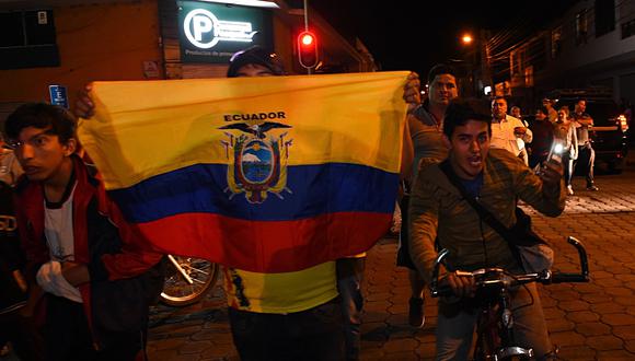 Habitantes de Ibarra, en Ecuador, gritan lemas contra los venezolanos durante una protesta tras el asesinato de una mujer embarazada. (AFP).