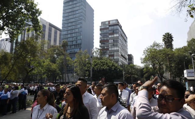 Muchas personas salieron a las calles en Ciudad de México tras el sismo de magnitud 5,5 con epicentro en el municipio de Ometepec, en Guerrero. (AP).