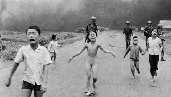 Phan Thi Kim Phúc, de nueve años, al huir de su aldea en el sur de Vietnam, el 7 de junio de 1972. (Foto de Nick Ut / Associated Press)