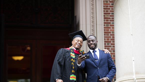 Un graduado posa para una selfie durante la ceremonia de graduación número 368 de Harvard en la Universidad de Harvard en Cambridge, Massachusetts, el 30 de mayo de 2019. (Foto de Allison Dinner / AFP)