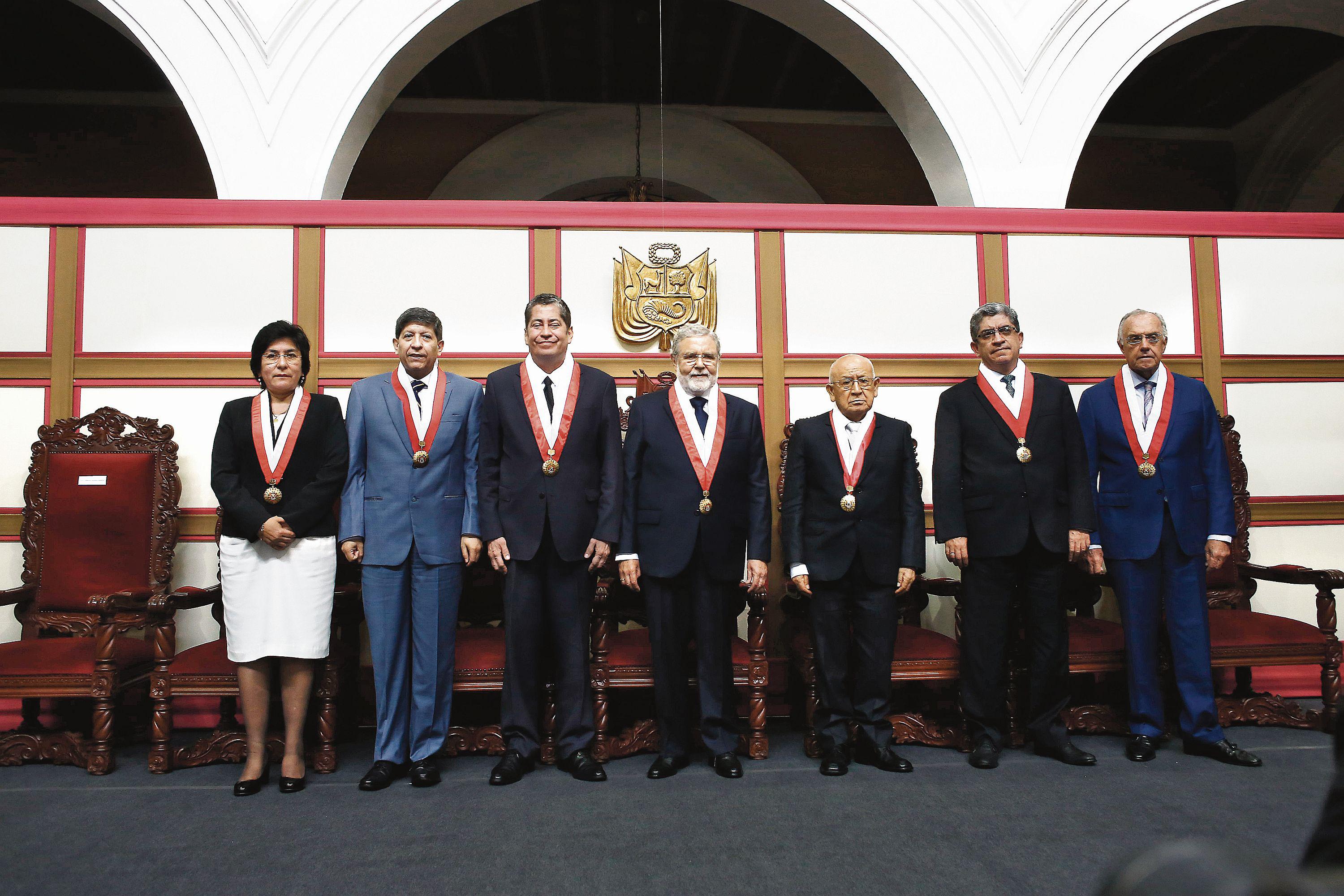 El titular del TC, Ernesto Blume (al centro), ha dicho que resolverán con “autonomía y objetividad” las demandas contra la ley que prohíbe la publicidad del Estado en medios privados. (Foto: Archivo El Comercio)