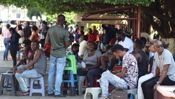 Fotografía de migrantes hoy en las principales plazas de Tapachula, estado de Chiapas (México). (Foto: EFE/ Juan Manuel Blanco)