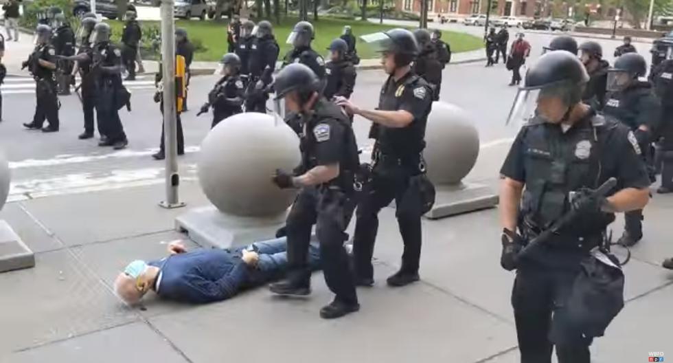 Imagen de policías empujando a hombre de 75 años en Buffalo (Nueva York). El gobernador Andrew Cuomo calificó lo ocurrido de “injustificado” y “completamente vergonzoso”. (Captura de video/YouTube/WBFO).