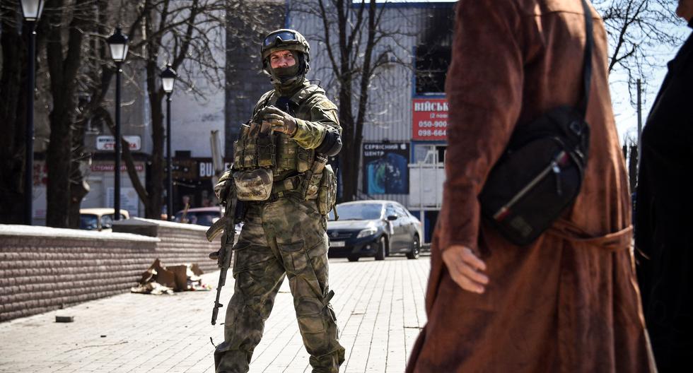 Un soldado ruso patrulla el 11 de abril de 2022 en Volnovakha, en la región de Donetsk. La foto fue tomada durante un viaje organizado por el ejército ruso. (Foto de Alexander NEMENOV / AFP)