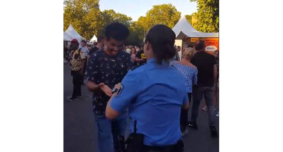 Una policía alemana hace polémica por estar de servicio y bailar salsa con un desconocido. (foto: captura)