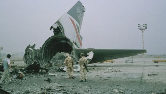 Después de que desembarcaron los pasajeros y la tripulación, el avión fue destruido en la pista. (Foto:COLIN DAVEY/GETTY IMAGES).