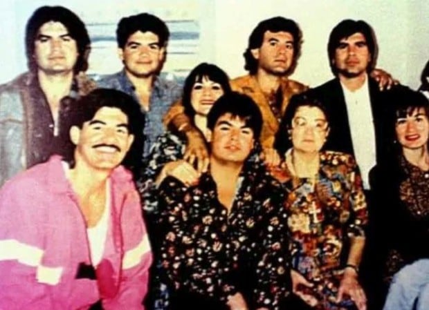 Esta es la foto original de la familia Arellano Félix (Foto: Netflix)