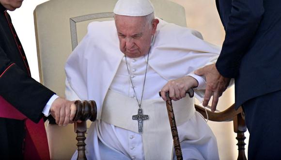 El papa Francisco es ayudado a levantarse de su asiento al final de la audiencia general semanal el 8 de junio de 2022 en la Plaza de San Pedro en el Vaticano. (Alberto PIZZOLI / AFP).
