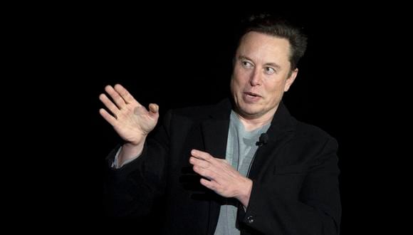 Elon Musk gesticula mientras habla durante una conferencia de prensa en las instalaciones de Starbase de SpaceX cerca de Boca Chica Village en el sur de Texas el 10 de febrero de 2022. (Foto: JIM WATSON / AFP)