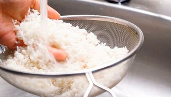 Es necesario retirar el almidón del arroz para lograr un mejor sabor. A la vez, lograremos hacer que la textura de sus granos deje de estar espesa y gomosa (Foto: @Freepick)