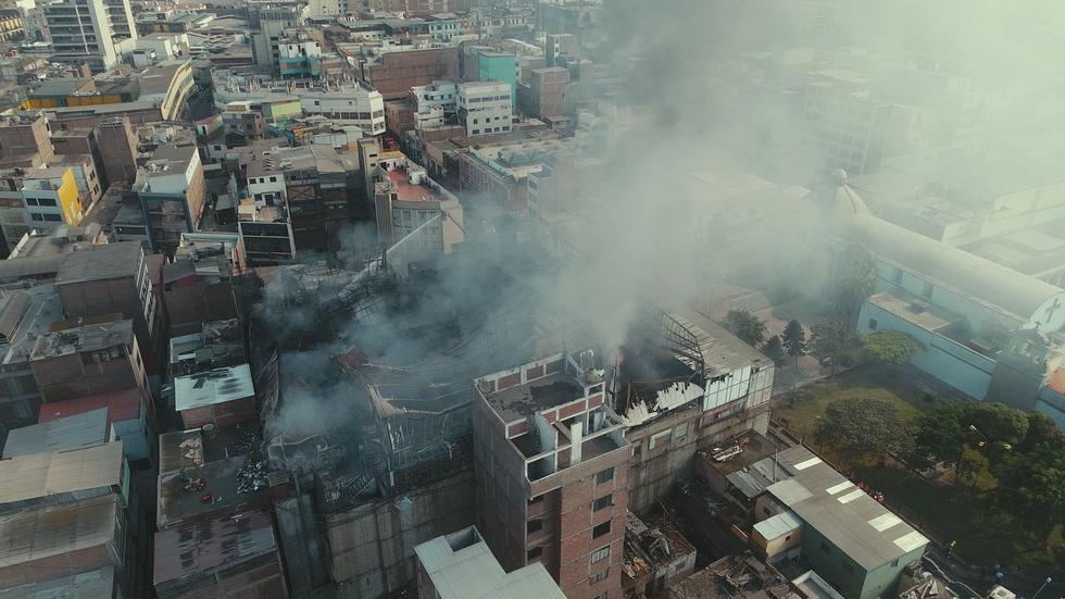 El Centro de Operaciones de Emergencia Nacional reportó que el incendio se registró desde las 7:41 p.m. en el cuarto y quinto piso de la galería Plaza Central, ubicada en el cruce de los jirones Andahuaylas y Puno. (Foto: Carls Mayo/ El Comercio)
