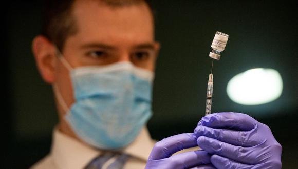 En esta foto tomada el 8 de marzo de 2021, el trabajador médico Nicholas Tessier llena jeringas con la vacuna Pfizer-BioNTech contra el coronavirus Covid-19 en Foxwoods Resort and Casino en Mashantucket, Estados Unidos. (JOSEPH PREZIOSO / AFP).