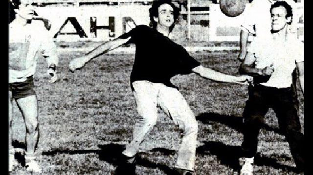 Gustavo Cerati y sus inolvidables postales futboleras - 1