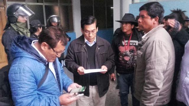 Apurímac: turba impidió que comitiva de Gobierno abandone local - 2