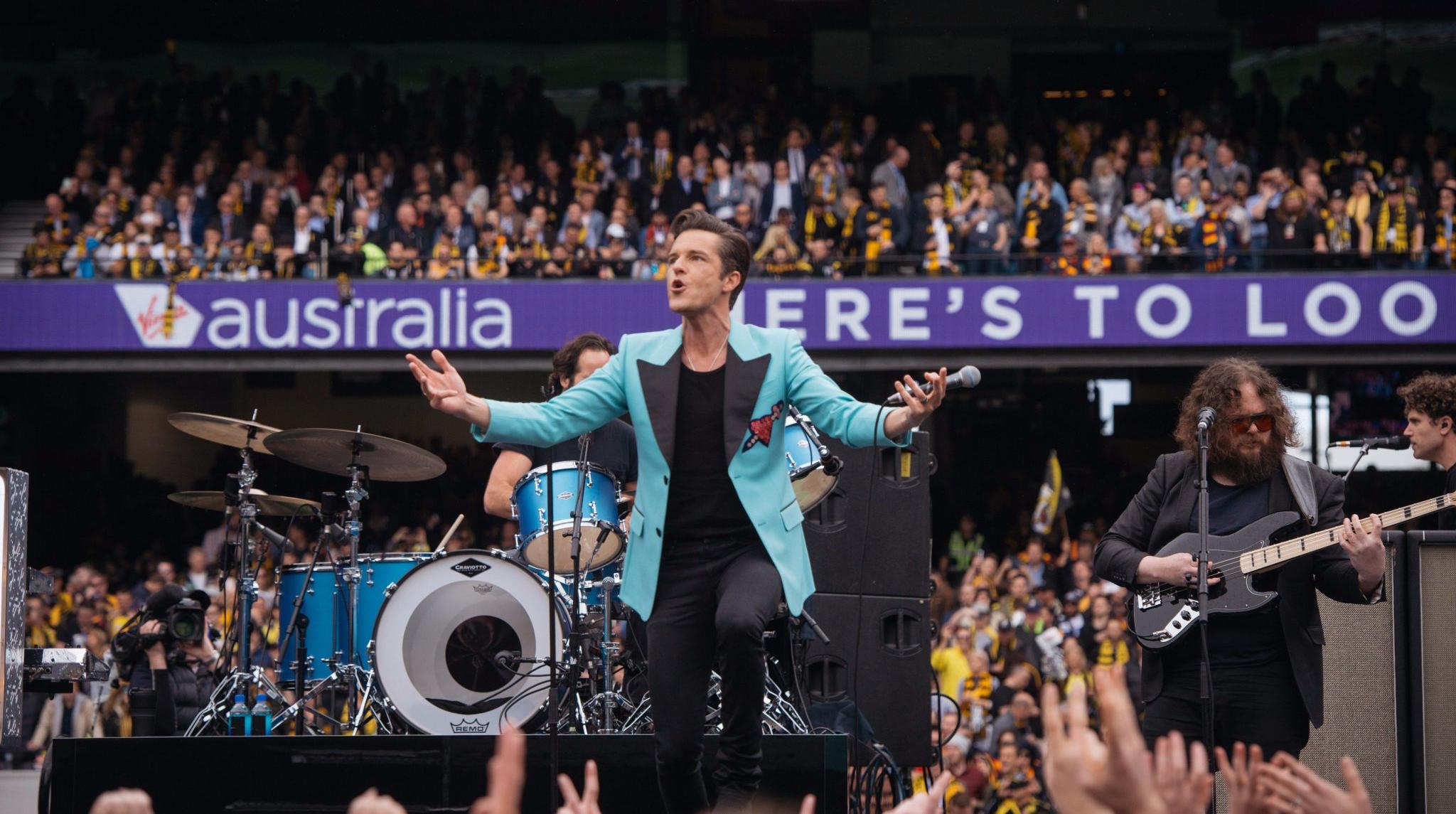 Brandon Flowers, vocalista de The Killers, durante una presentación de la banda en septiembre último. (Foto: Twitter)