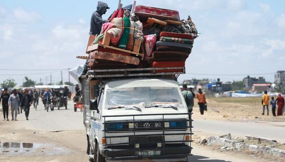 Los palestinos desplazados que partieron con sus pertenencias desde Rafah, en el sur de la Franja de Gaza, tras una orden de evacuación del ejército israelí, llegan a Khan Yunis el 6 de mayo de 2024. (Foto de AFP).
