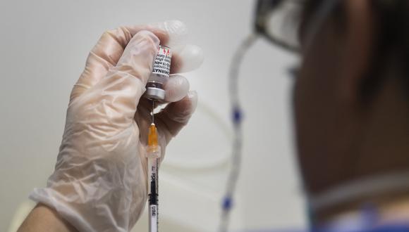 A medical worker fills a syringe with a dose of a Comirnaty Pfizer-BioNTech Covid-19 coronavirus vaccine at a new vaccination hub in Lingotto Fiere Torino Pavilion in Turin, on April 14, 2021. (Photo by MARCO BERTORELLO / AFP)