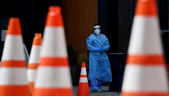 Los trabajadores de la salud esperan a que los pacientes se hagan la prueba en un sitio de prueba de COVID-19 sin cita previa en Arlington, Virginia. (Foto referencial de Olivier DOULIERY / AFP)