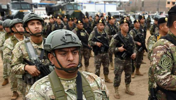 Por el plazo de 60 días para facilitar a la Policía y Fuerzas Armadas controlar el orden interno y evitar que los grupos relacionados con el crimen organizado ingresen a territorio peruano.